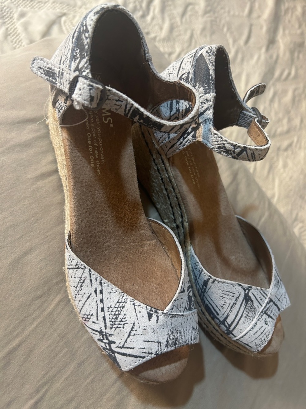 NEW TOMS Womens Grey Suede Scratch Espadrille Platform Wedge Sandal US 5.5W - Picture 3 of 6